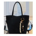 Schwarze Wildleder-Beuteltasche mit Perlenanhänger und eingeprägtem Fashion-Schriftzug - Schwarz mit Anhänger