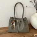 Bolso tote retro de ante sintético con hebilla decorativa y colgante de madera para mujer - Con Colgante / Verde