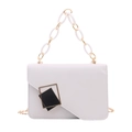 Elegante borsa bianca quadrata con fibbia artistica e tracolla a catena dorata - Bianco