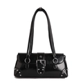 Sac sous le bras noir brillant à la mode avec clous argentés et ferrures Y2K sur fond blanc - Noir