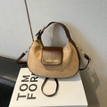 Borsa a mezzaluna bicolore in pelle marrone e scamosciata con dettagli dorati chic - Senza Ciondolo / Cachi