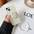 Θήκη iPhone μπεζ με μαρμάρινη βάση και λουράκι με πέρλες σε σκηνικό καθημερινότητας - Square Pattern Stand Apricot / iPhone 14 Pro