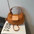 Borsa a tracolla in pelle scamosciata marrone con patta in pelle e manico retrò - Senza Ciondolo / Marrone