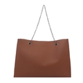 Grote karamelbruine tote bag van leer met textuur en zwarte metalen kettingriem - Bruin