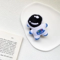 Dettaglio di un simpatico supporto per telefono astronauta in peluche con ricami - Supporto in peluche-Astronauta-Blu / Blu