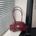 Elegante borsa sottobraccio bordeaux in pelle lucida con placca in metallo argento - Rosso