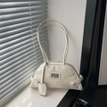 Elegante borsa a mezzaluna beige con placca argentata e ombre a strisce raffinate - Bianco