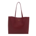 Borsa tote in pelle bordeaux con cuciture geometriche e logo dorato su fondo bianco - Rosso