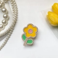 Dettaglio macro di un supporto per telefono a fiore con bordi di perle e petali gialli - Giallo
