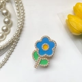 Dettaglio del supporto per telefono a forma di fiore blu con bordi in perle bianche - Blu