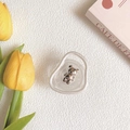 Macro del supporto per telefono con orsetto e bordo perlato su fondo bianco strutturato - Supporto Cerchio di Perle - Orsetto d'Argento
