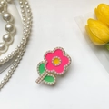 Dettaglio del supporto per telefono a forma di fiore con petali rosa e perline bianche - Rosa Rosso