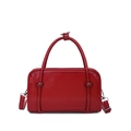 Elegante bolso rojo de cuero sintético con asas dobles y relieve de moda en fondo blanco - Rojo