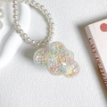 Nahaufnahme von Perlen-Handy-Charm mit Wolkenanhänger gefüllt mit bunten Perlen - Wolkenform-Stil