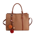 Borsa a mano marrone con trama intrecciata, ciondolo a pompon colorato e tracolla - Marrone Con Ciondolo