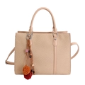 Borsa tote in paglia beige con finiture in pelle e ciondolo a nappa colorato - Bianco Sporco con Ciondolo