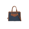 Borsa tote in denim blu navy con rifiniture in pelle marrone su sfondo bianco - Blu scuro