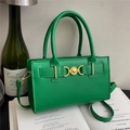 Elegante bolso de mano verde esmeralda con hebilla de corazón dorado y asas - Verde