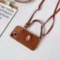 Bruine lederen portemonnee hoes voor iPhone met beer decoratie en handige schouderriem - Karamel (Inclusief Berenportemonnee en Crossbodyband) / iPhone 7/8/SE 2020