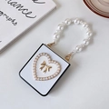 Coque Z Flip élégante avec cœur en perles, nœud doré et poignée de luxe en perles - Blanc / Samsung ZFlip3