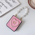 Détail de la coque rose texturée avec cœur en perles et nœud doré élégant - Rose / Samsung ZFlip3