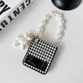 Detalle de funda Galaxy Z Flip con diseño pata de gallo, asa de perlas y colgante perro - Pata de gallo-Cadena de perlas-Colgante de perro blanco / Samsung ZFlip3
