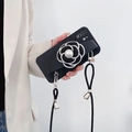 Detail der schwarzen iPhone-Hülle mit Kamelien-Perlen-Armband und Umhängeband - Schwarz (Stoff-Kamelien-Armband - Polyester-Umhängeseil) / iPhone 7/8/SE 2020