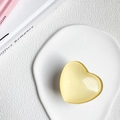 Vista dettagliata del supporto per telefono a cuore giallo crema su vassoio in ceramica - Supporto a Base Bianca / Giallo Chiaro