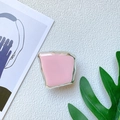 Detalle macro de un soporte de teléfono geométrico rosa con bordes metálicos plateados - Rosa