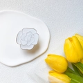 Primer plano detallado del soporte para móvil con forma de camelia blanca en bandeja - Soporte de mecha de metal / Camelia Plana - Blanco