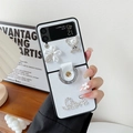 Detalle de funda Z Flip de lujo con oso de diamantes, flor de perlas y soporte - Estilo Flor de Perla de Oso (Grano Cruzado Anillo de Plata) / Samsung ZFlip3