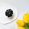 Detalle del soporte para móvil de camelia negra en 3D con elegante galvanoplastia plateada - Soporte de mecha de metal / Camelia Plana - Negro