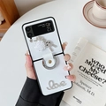 Detalle de funda lujo Samsung Z Flip tejida blanca con oso de strass y soporte de anillo - Estilo Flor de Conejo (Grano Cruzado Anillo de Plata) / Samsung ZFlip3