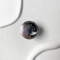 Macro shot of silver metallic phone grip featuring a cute bear relief on a white surface - Round Bear / Silver