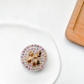Dettaglio del supporto rotondo per telefono con strass colorati e fiocco d'oro - Supporto Strass Luccicanti - Fiocco