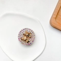 Dettaglio macro del supporto per telefono orso dorato con strass colorati brillanti - Supporto Strass Luccicanti - Orsetto Cicciottello