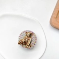 Dettaglio del supporto per telefono con orsetto dorato e strass colorati su vassoio - Supporto Strass Luccicanti - Orsetto Seduto