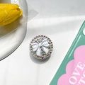 Dettaglio del supporto per telefono con fiocco di strass e perle su custodia verde - Bianco (Supporto Diamante-Fiocco di Perle)