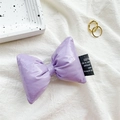 Vue rapprochée du support de téléphone nœud papillon violet en similicuir brillant - Violet