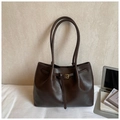 Dettaglio borsa shopper marrone scuro in finta pelle con cinturino decorativo - Stile di base / Marrone