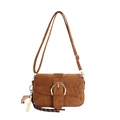 Sac sous le bras en daim marron avec boucle dorée et pompon décoratif sur fond blanc - Avec Ornement / Marron