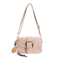 Sac à bandoulière en suédine beige avec boucle dorée et charm ours sur fond blanc - Avec Ornement / Kaki
