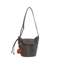 Sac seau vintage en daim gris avec pompons ethniques et surpiqûres blanches contrastées - Vert avec Pendentif