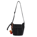 Schwarze Bucket Bag mit weißen Kontrastnähten und buntem Quastenanhänger aus Stoff - Mit Pompon-Anhänger / Schwarz