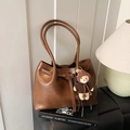 Borsa tote vintage in pelle marrone con ciondolo a orsetto su libri di design - Marrone Con Ciondolo