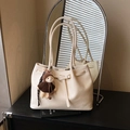 Borsa tote vintage bianco crema in finta pelle con ciondolo a orsetto e fibbie dorate - Bianco con Pendente
