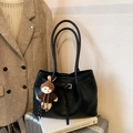 Borsa tote in pelle vintage nera con manici lunghi e ciondolo a forma di orsetto - Nero con Pendente