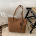 Bolso tote retro de ante marrón con adorno de pretzel y elegante logotipo dorado - Marrón con Colgante