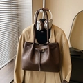 Dunkelbraune Shopper-Tasche mit Ledertextur und Schnallendetails für den Büro-Look - Kaffee Ohne Anhänger