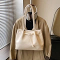 Minimalistische cremeweiße Leder-Tragetasche mit Gold-Schnalle für den Alltag - Weiß